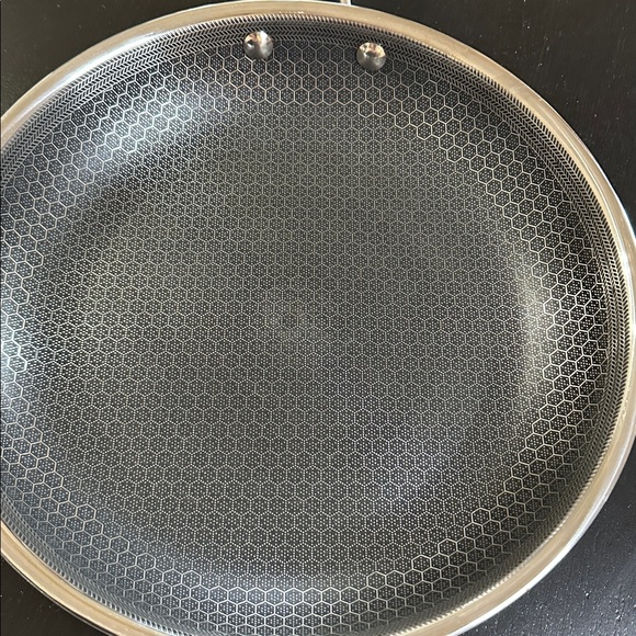 HEXCLAD Silver Non-Stick Frying Pan - Picture 3 of 8